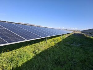 Vista de una instalación fotovoltaica con paneles solares captando energía solar