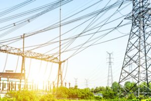 instalación eléctrica industrial con sistema de control automatizado y cableado organizado, ejemplo de ingeniería de control eficiente