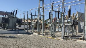 Instalación eléctrica industrial con máquinas rotativas en mantenimiento preventivo realizado por técnicos especializados