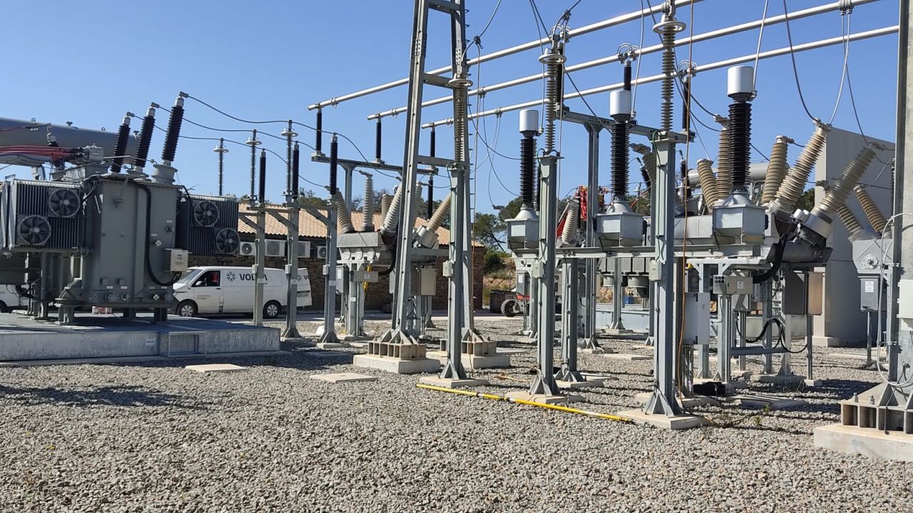 Instalación eléctrica industrial con máquinas rotativas en mantenimiento preventivo realizado por técnicos especializados