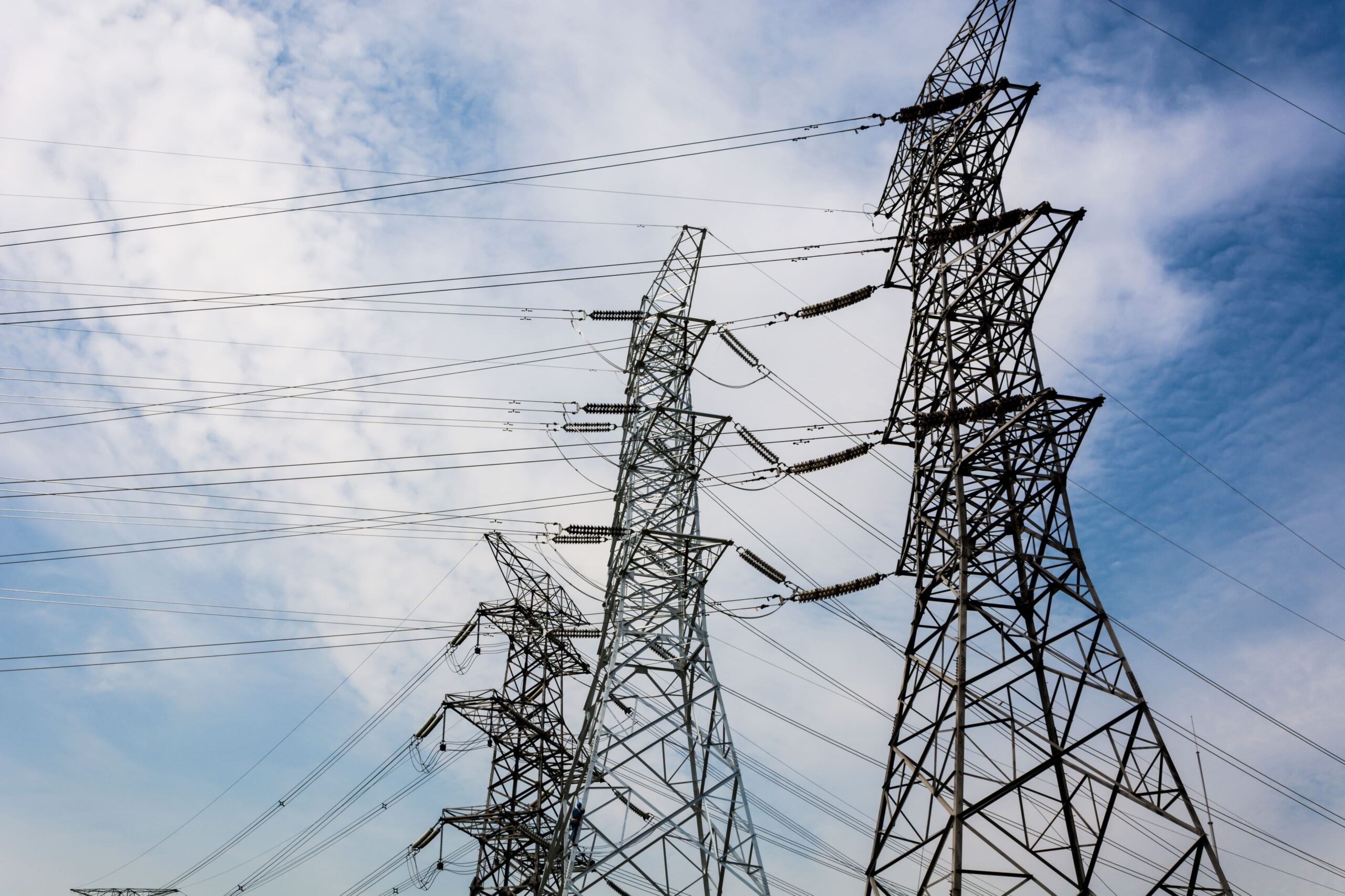 Torres eléctricas en una instalación de alta tensión realizadas por una empresa de instalaciones eléctricas.