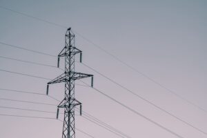 Torre eléctrica de alta tensión como parte fundamental en una instalación eléctrica industrial,