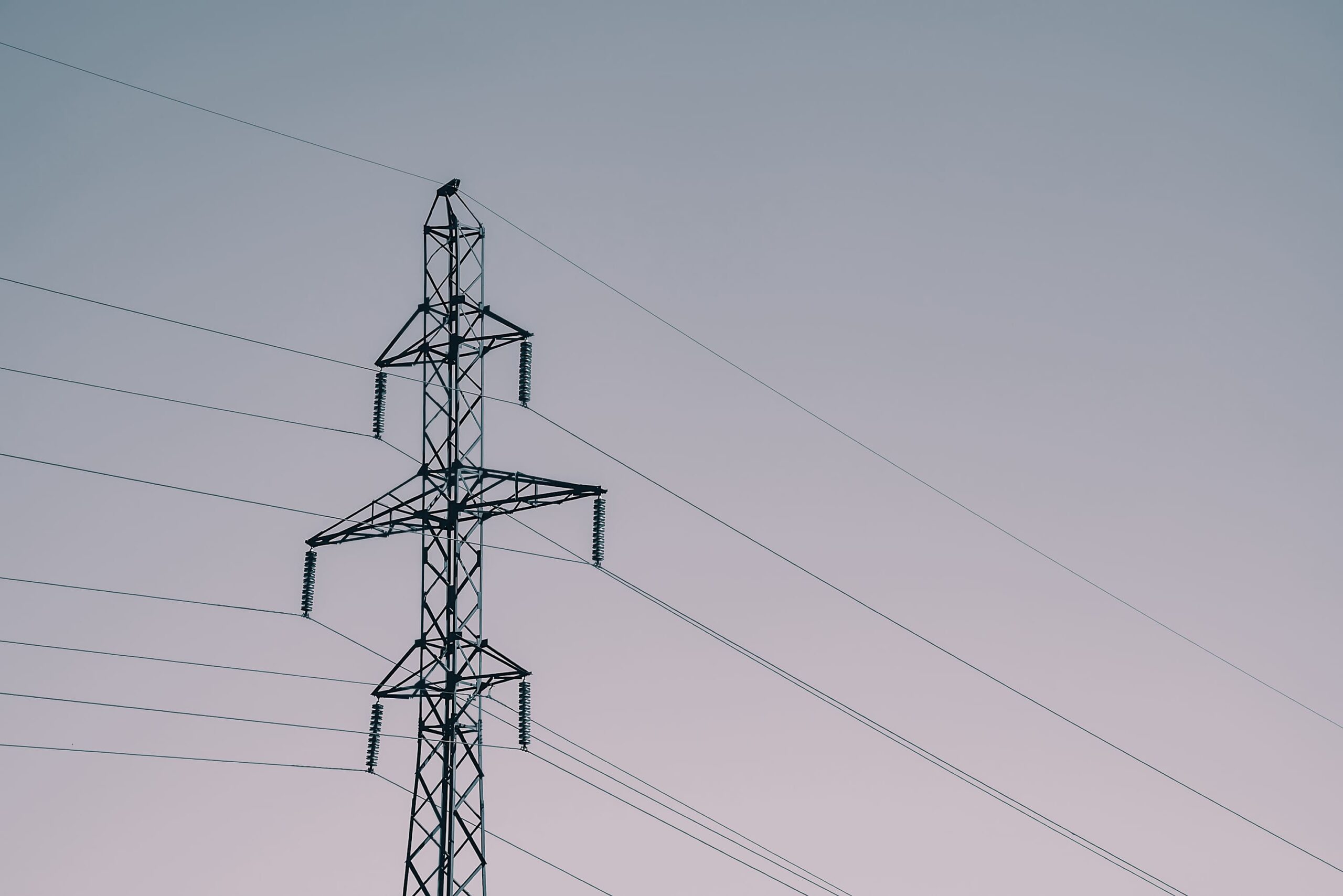 Torre eléctrica de alta tensión como parte fundamental en una instalación eléctrica industrial,