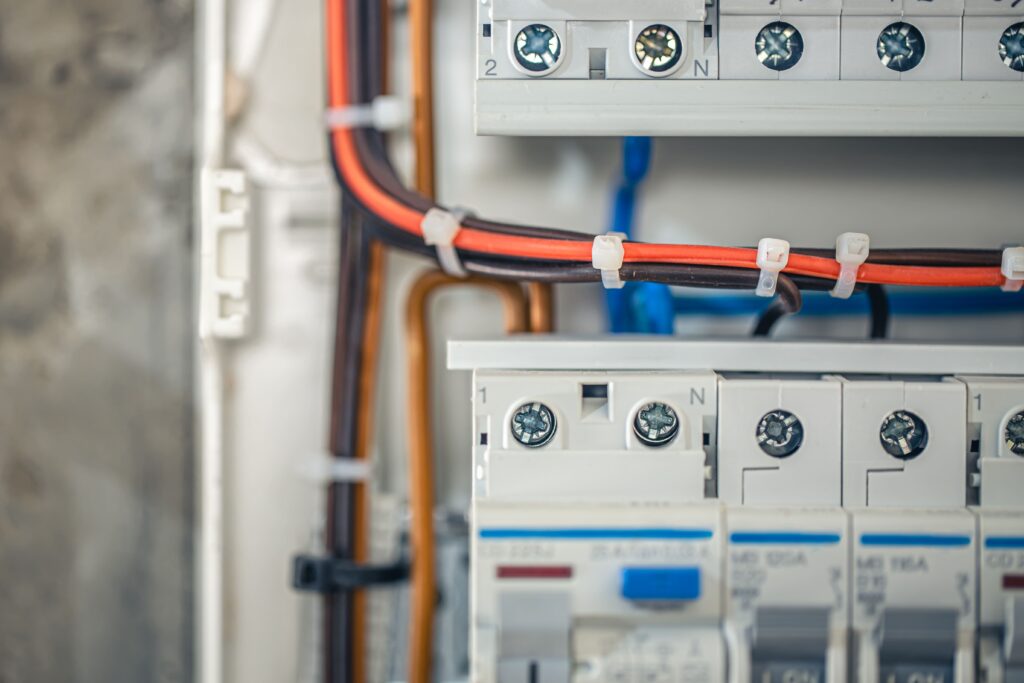 Instalación eléctrica de baja tensión con cuadros y cableado profesional.