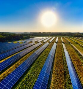 Planta solar fotovoltaica con paneles alineados y mantenimiento técnico para garantizar eficiencia y seguridad.