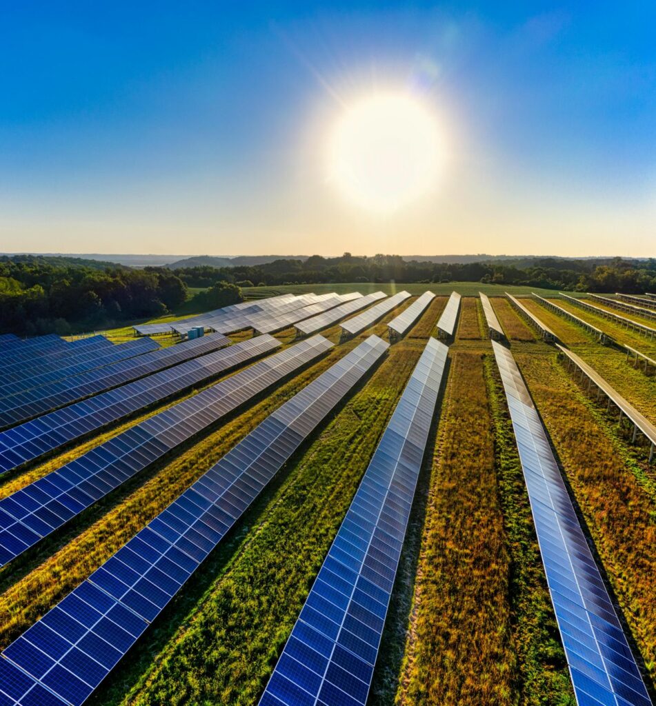 Planta solar fotovoltaica con paneles alineados y mantenimiento técnico para garantizar eficiencia y seguridad.