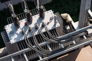 “Equipos de protecciones eléctricas instalados en cuadro de distribución industrial, utilizados para prevenir fallos y asegurar la estabilidad del sistema eléctrico.