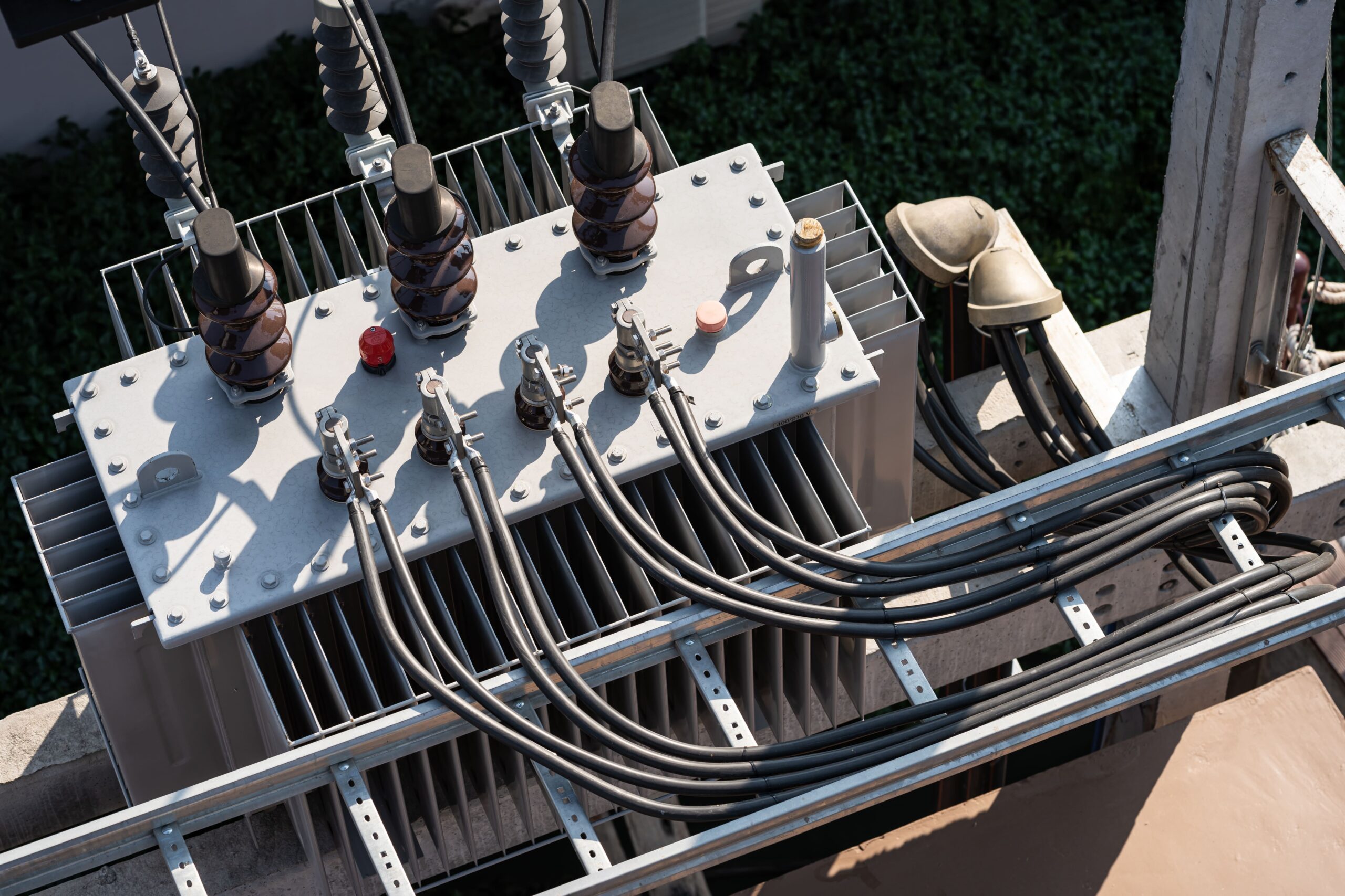 “Equipos de protecciones eléctricas instalados en cuadro de distribución industrial, utilizados para prevenir fallos y asegurar la estabilidad del sistema eléctrico.