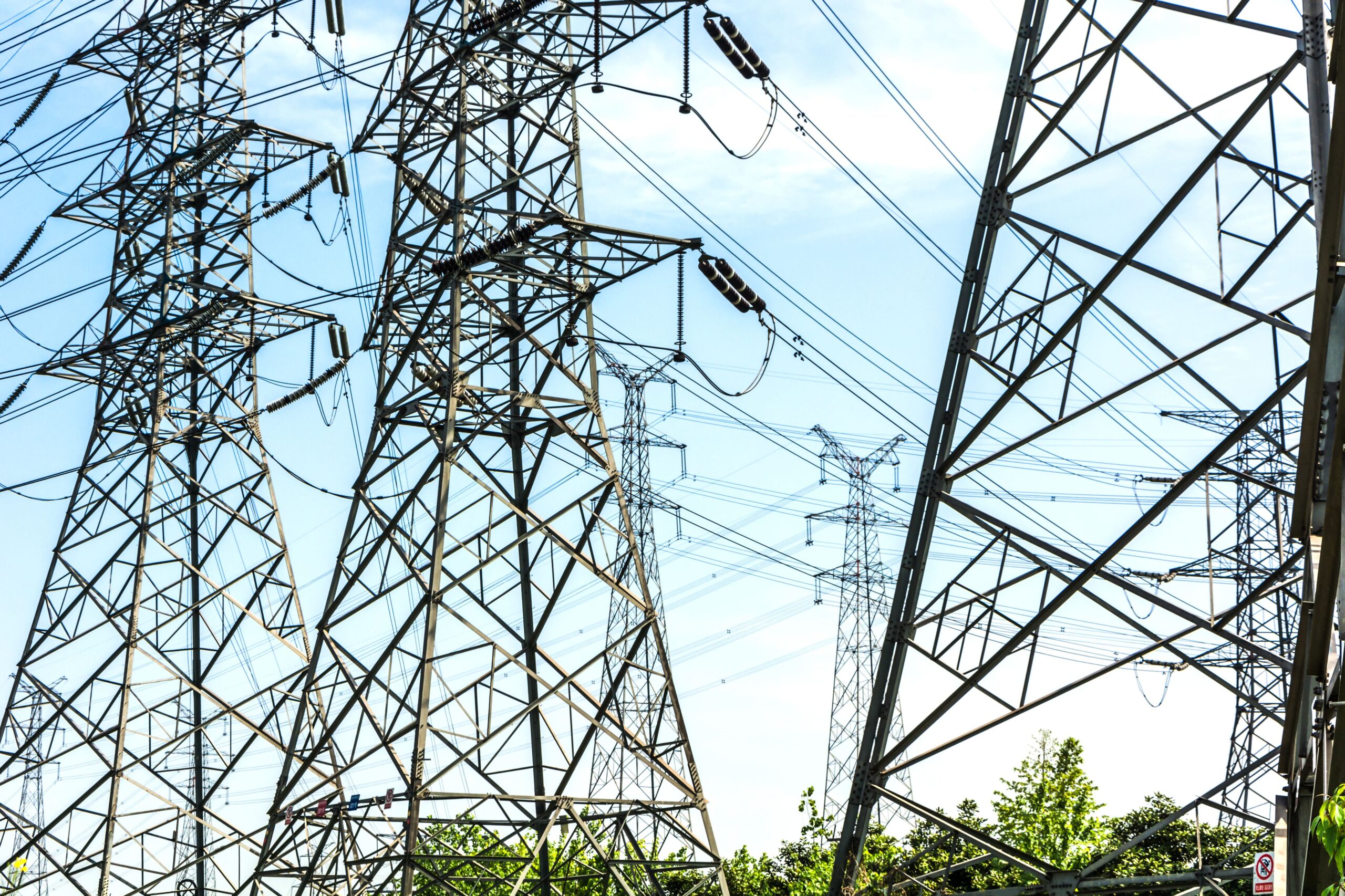 Instalación eléctrica industrial con transformadores eléctricos de media y alta tensión
