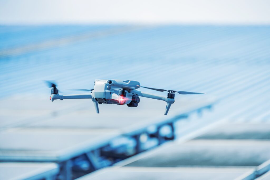 Dron en vuelo realizando inspección termográfica de instalación eléctrica industrial — VOLTIA