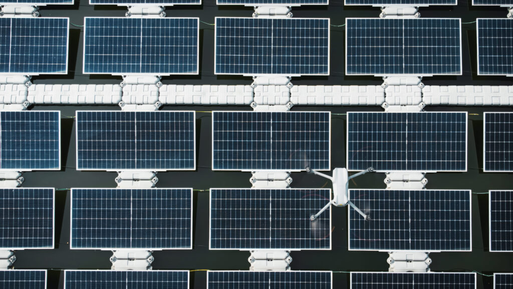 Inspección de planta solar fotovoltaica con dron: vista aérea de módulos durante inspección termográfica — VOLTIA