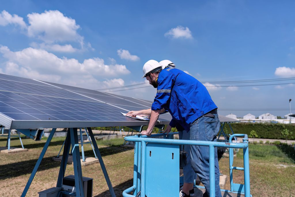 Técnicos realizando inspección y mantenimiento de módulos fotovoltaicos en planta solar - servicio integral O&M | VOLTIA