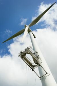 Mantenimiento integral O&M en parque eólico con planta fotovoltaica al fondo — VOLTIA