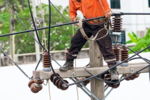 Técnico revisando mantenimiento de subestación eléctrica industrial